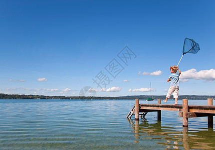 男孩在湖中捕鱼图片