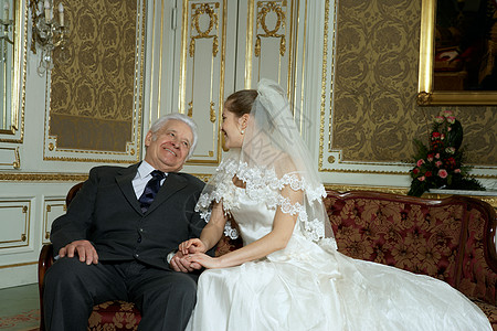 新娘和父亲微笑高清图片
