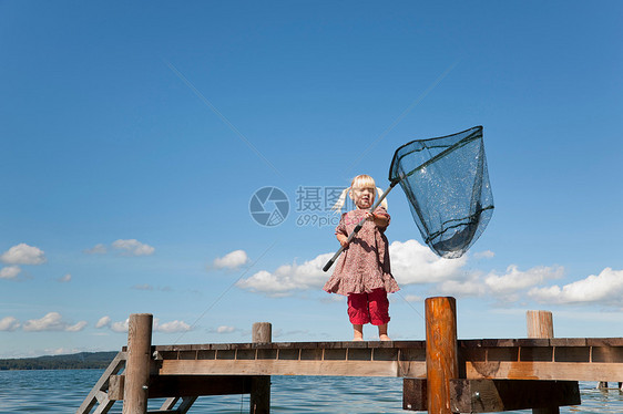 在湖中用网捕鱼的女孩图片
