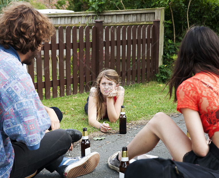 坐在花园里喝啤酒的朋友图片