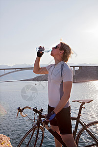 骑自行车的人在海边喝水图片