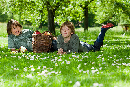 两个男孩在草地上休息图片