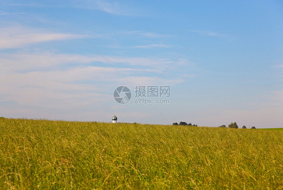 蓝天下的田野图片