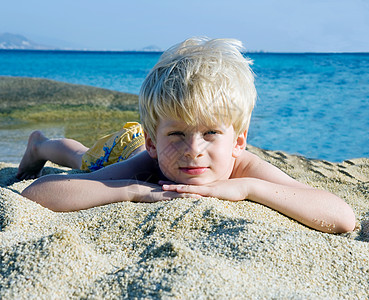 躺在沙滩上的小男孩图片