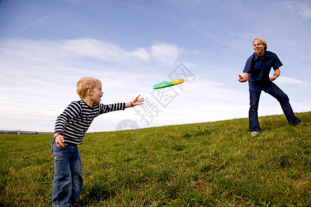 男孩和父亲玩飞盘图片