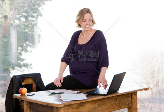 工作中的孕妇图片