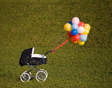 气球和婴儿车背景图片