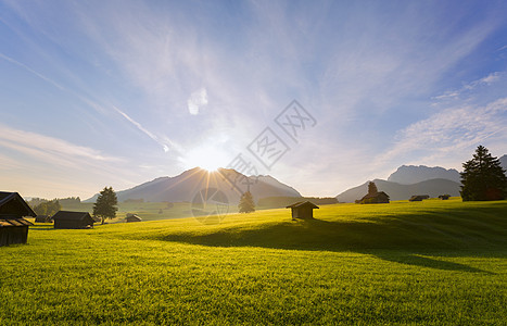 德国巴伐利亚州卡尔温德尔山脉前的巴克维森图片