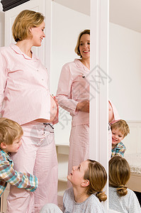 孕妇和孩子们图片