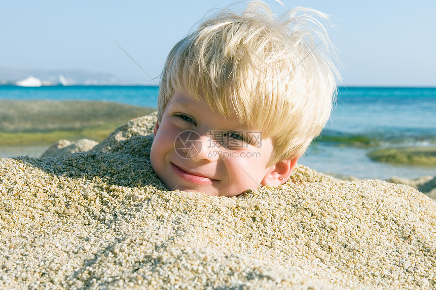 ‘~埋在沙子里的小男孩  ~’ 的图片