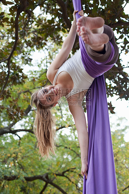 树上瑜伽的年轻女子图片