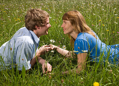 男人和女人躺在花丛中背景图片