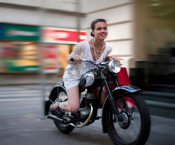 骑摩托车的年轻女子图片