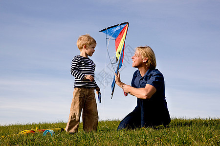 男孩和父亲放在一起放风筝图片