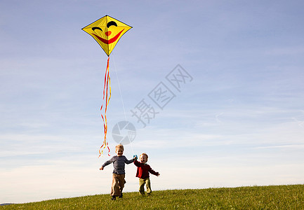 两个男孩放风筝图片