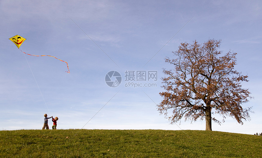 两个男孩放风筝图片