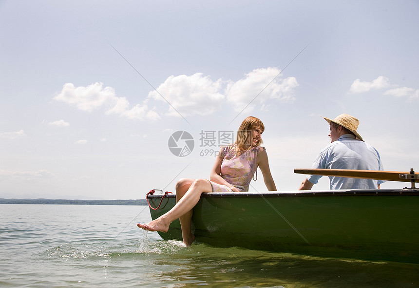 男女在湖上划船图片