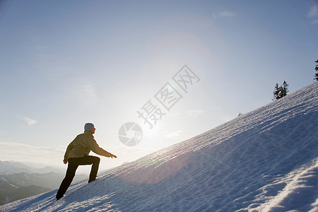 攀登雪山的人帽子高清图片素材