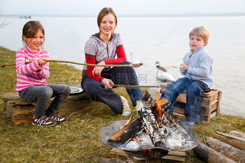 ‘~孩子们在野餐烤香肠  ~’ 的图片
