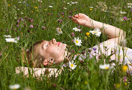 女人躺在草地上图片