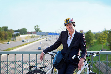 在桥上骑自行车的商务人士图片