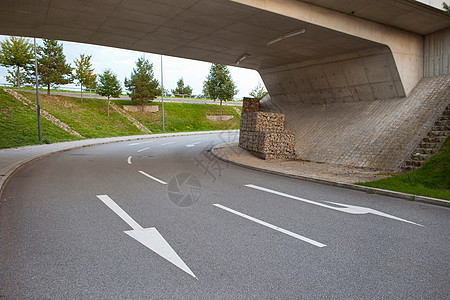 道路指示标桥下路上的交通指示箭头背景