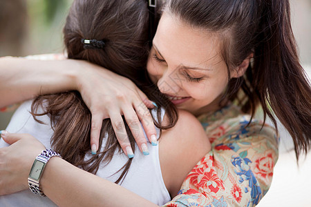 相互拥抱的年轻女人图片