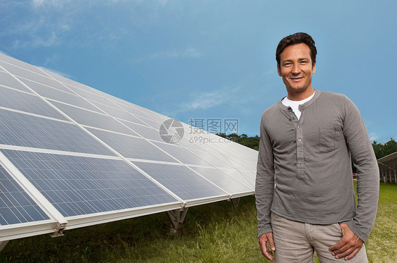 站在太阳能板前的人图片