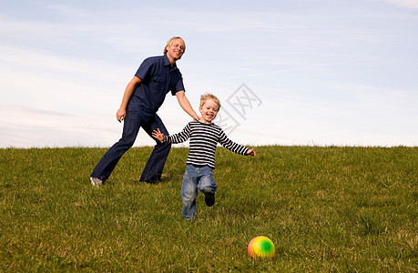 男孩和父亲打球图片
