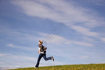 在草地上奔跑的人图片