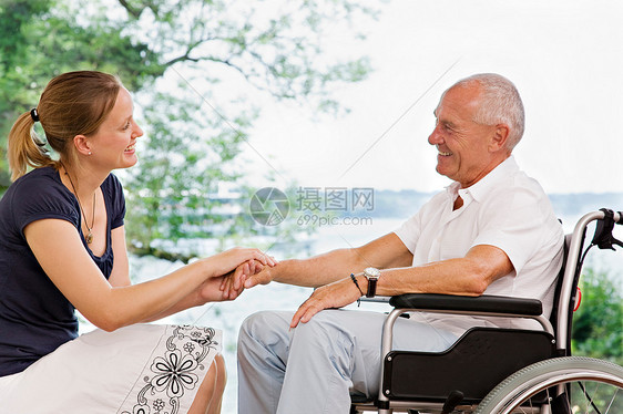 女人牵着老人的手图片