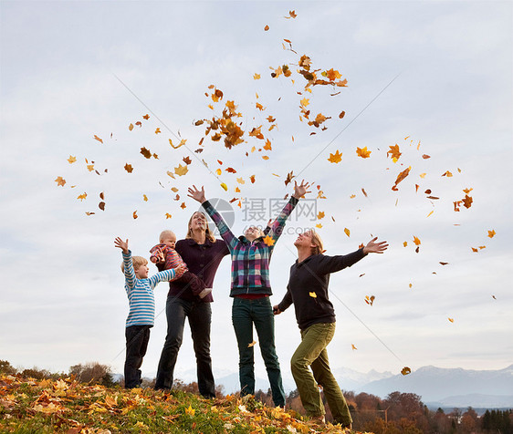一家人把秋叶抛向空中图片
