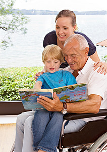 爷爷妈妈陪小孩看书图片