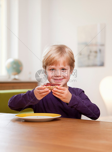 男孩吃面包卷图片