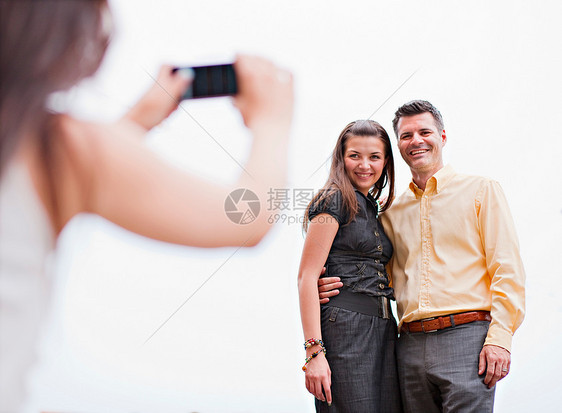 一对夫妇正在拍照图片