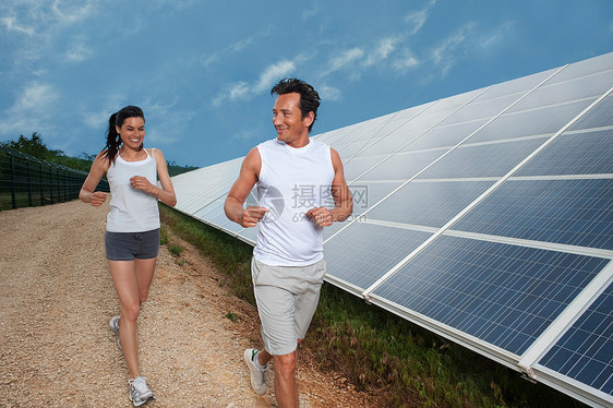 夫妻俩在太阳能电池板上慢跑图片