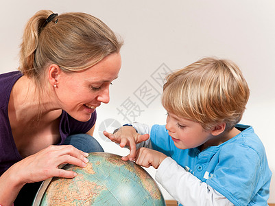母子研究地球仪图片