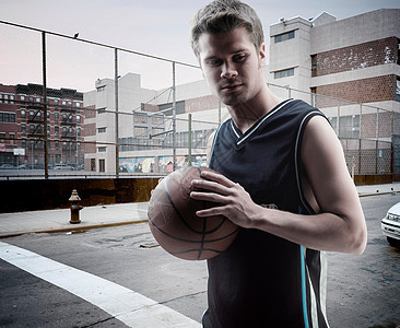 在城市街道上打篮球的人图片