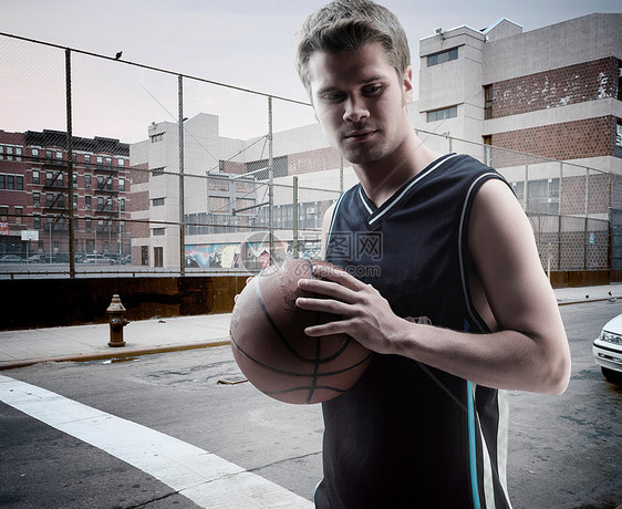 在城市街道上打篮球的人图片