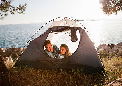 一对夫妇躺在海边的帐篷里图片