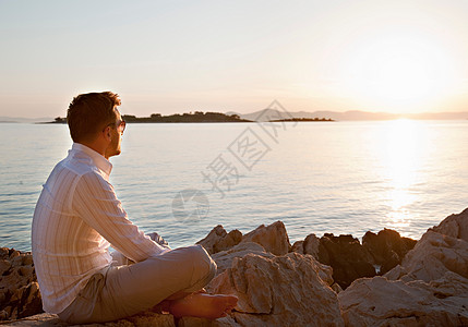 在洛基海滩看日落的人图片