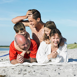 一家人一起躺在沙滩上图片