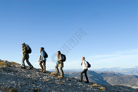 徒步旅行者徒步旅行的4个人背景