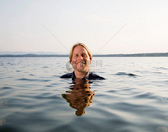 在湖里游泳的人图片