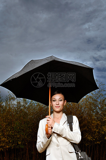 雨伞下的女人图片