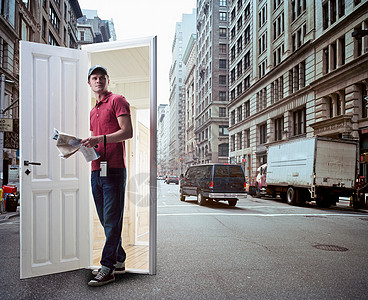 从城市街道的门口出来的男人图片素材