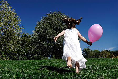 5岁的女孩拿着气球图片