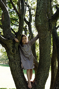 站在树上的5岁女孩图片