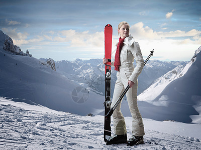 在雪坡上滑雪的女人图片