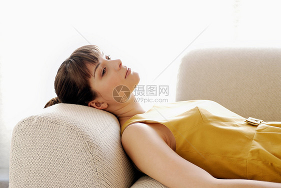 女人躺在沙发上图片